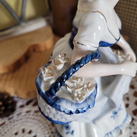Vintage Porcelain Figurine - Delft Blue Style - Romantic Victorian Young Woman - Picture 14 of 16